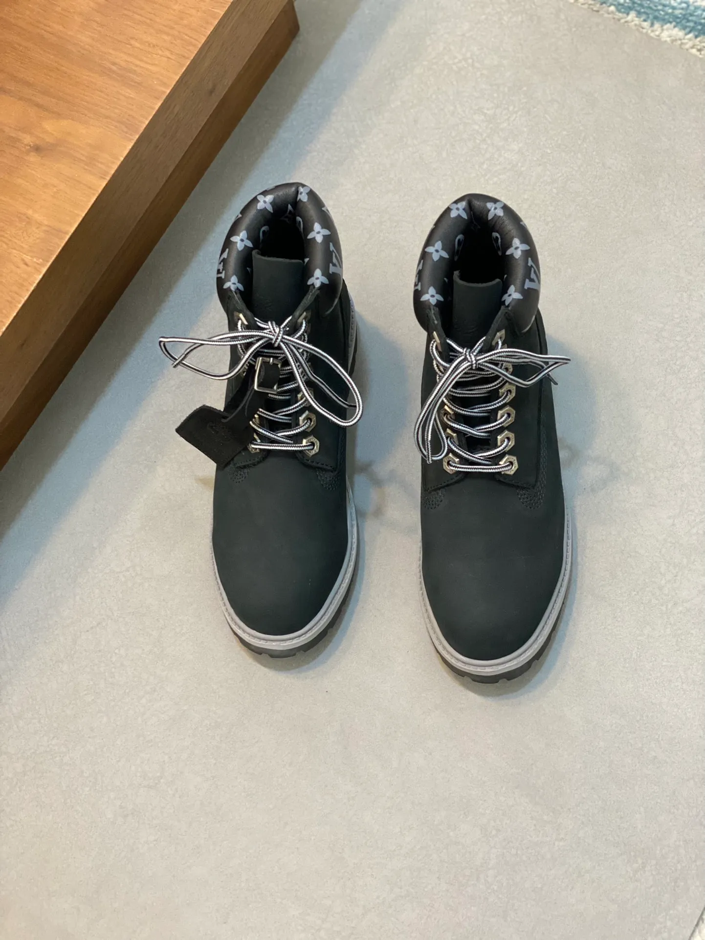 Men's shoes 💰💰760 Loui* Vuitto* x Timberlan* co-branded presbyopic rhubarb boots, ankle boots, short boots, LV x Timberland ankle boots are made of Monogram embossed waterproof nubuck cow leather, relying on the brand's exquisite craftsmanship to carefully reshape the classic Timberland 6-inch boot shape in Italy, making an eye-catching appearance in American workwear style. Created by Pharrell Williams 2025 autumn and winter menswear show. The Monogram embossed tongue, original Timberland laces and outsole are exquisite details, the leather label expresses the cooperation logo, and the delivery counter is exquisitely packaged! ▪️Size: Women's 35-40 (customized in 40) ▪️Size: Men's 39-46 (45/46 customized)